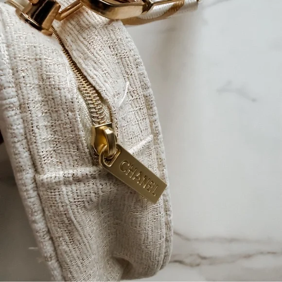 Chanel Beaute as Crossbody - Picture 4 of 10